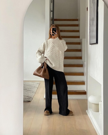 Les pantalons plissés allient confort et style.