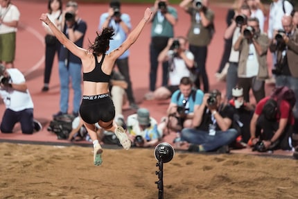 Sony Alpha 9 III + Sony FE 300 mm F2.8 GM OSS, f/2.8, 1/2000 s, ISO 6400. The camera stays focussed on the long jumper – even though there are a dozen journalists in the background, some with their faces uncovered.
