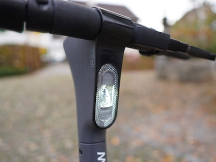 Das LED-Frontlicht ist direkt in den Rahmen integriert und leuchtet hell.