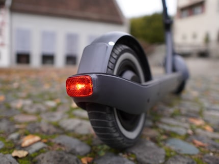 Der Motor ist direkt ins Hinterrad integriert. Das Rücklicht leuchtet stärker, wenn du bremst.