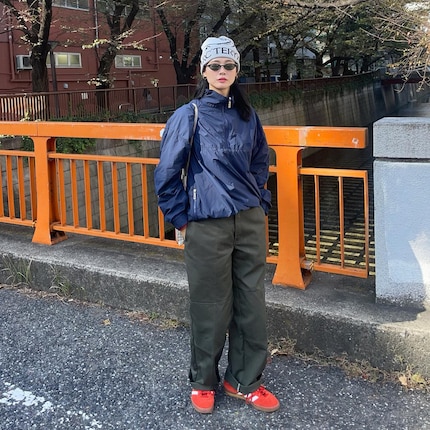 Un look gorpcore comme dans les livres d'images.