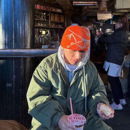 Le bonnet «Bird Head» pour attirer l'attention en orange.