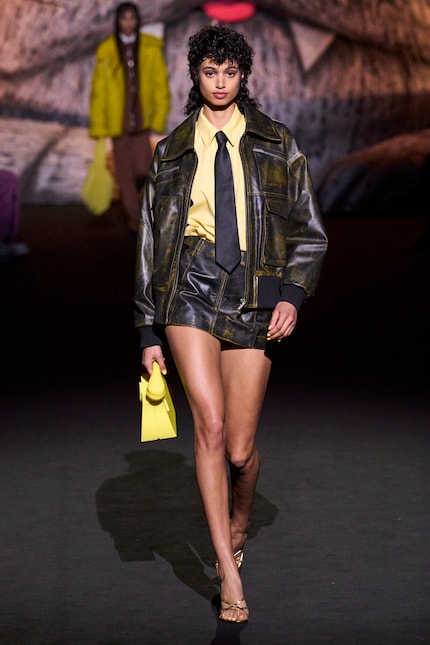 GCDS ci mostra come indossare le cravatte con la pelle questo autunno.