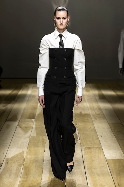 Alexander McQueen, autunno 2023: cravatta e blazer reinterpretati.