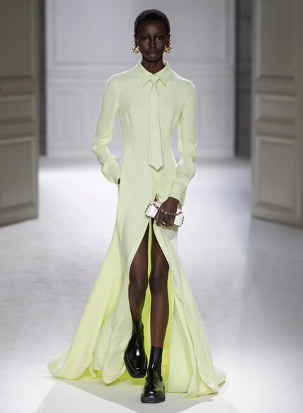 In diesem monochromen Valentino-Look verschmilzt die Krawatte optisch mit dem Kleid.