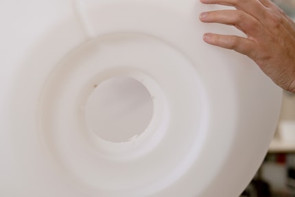 Da die Form hohl ist, gibt es Platz für ein Leuchtmittel.