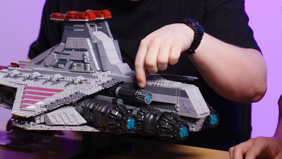 I motori dello Star Destroyer sono bellissimi, ma non sono fissati in modo stabile. Pertanto, meglio non toccare!