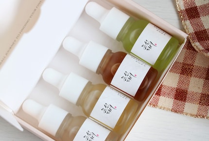 Das «Glow Serum» der koreanischen Marke Beauty of Joseon habe ich aufgebraucht. Jetzt möchte ich mehr von der Marke testen. Dazu eignet sich das «Hanbang Serum Discovery»-Set.