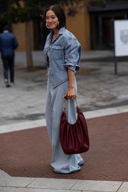 Dieses weite Denim-Ensemble wirkt dank der freien Unterarme optisch gleich viel ausgeglichener.