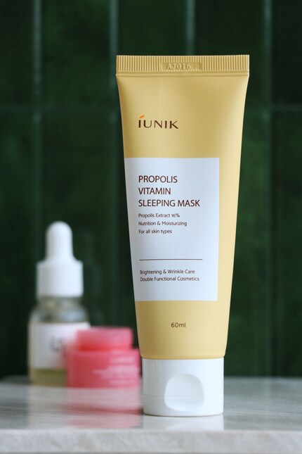 Lässt die Haut am nächsten Morgen gesund strahlen: die «Propolis Vitamin Sleeping Mask» von Iunik.