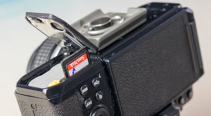 Compartiment à cartes sur la face inférieure : avec le plateau de mon trépied Manfrotto, j’arrive tout juste à changer la carte.