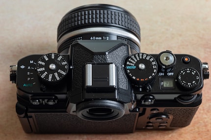 Le look rétro du Nikon Z f est une réussite.
