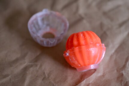 This plastic mould made it impossible to remove the wax object without damaging it.