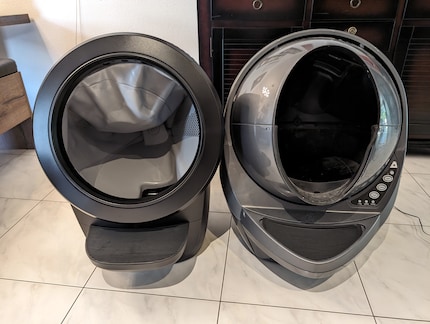 A sinistra, il nuovo Litter Robot 4 con un’apertura più ampia e un interno più luminoso.