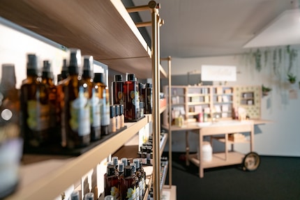 Lo showroom di Uster mette in mostra l'ampia selezione di prodotti: profumi per ambienti, cosmetici naturali e capsule a base di oli essenziali naturali.