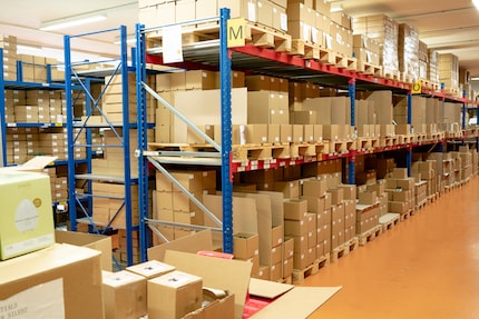 L'essenza di migliaia e migliaia di piante viene consegnata in contenitori di vetro scuro per proteggerla dalla luce, dopo un attento controllo qualità e diretta lavorazione per preservarne la freschezza.