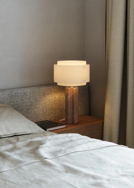 Dank des Stoffs verteilt sich das Licht bei der «Takai»-Lampe gleichmässig über den ganzen Schirm. 