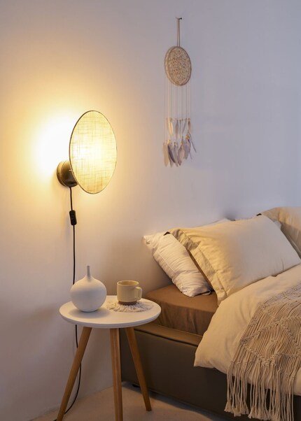 Statt in den Raum, strahlt die Lampe «Boho Dream» an die Wand.