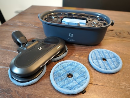 Die Mopp-Düse mit den zwei Ersatz-Pads, hinten die Cleaning Station.