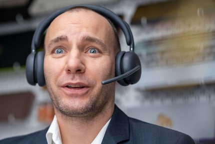 Hier trage ich das Mikrofon links. Ich könnte es aber auch rechts umstellen und immer noch korrektes Stereo hören.