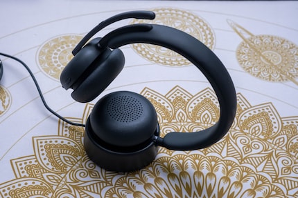 Das Headset sieht schick aus auf der Ladestation, aber leider hält diese nicht, was sie verspricht.