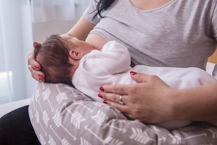 Durante l'allattamento, anche un peso piuma diventa pesante se tenuto sempre in braccio. Il cuscino per l'allattamento dà sollievo.