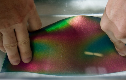 Comme un poisson brillant dans les récifs coralliens tropicaux : Grâce à son revêtement, le néoprène se pare de couleurs arc-en-ciel sous l'eau.