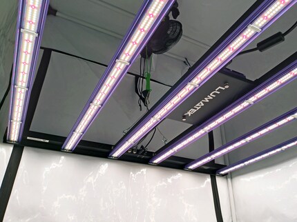 Die Lumatek Zeus 600W Pro 2.9 verfügt über sechs passiv gekühlte Multilichtbalken, die magnetisch haften und daher im Handumdrehen montiert oder ausgetauscht sind.