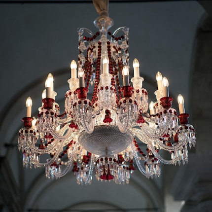 L'iconico lampadario rosso Zénith di Baccarat è raffigurato all'interno dell'etichetta del profumo. Il lampadario costa solo 89 000 euro.