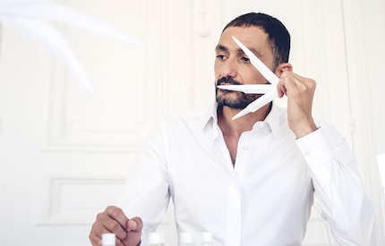 Il profumiere Francis Kurkdjian al lavoro.