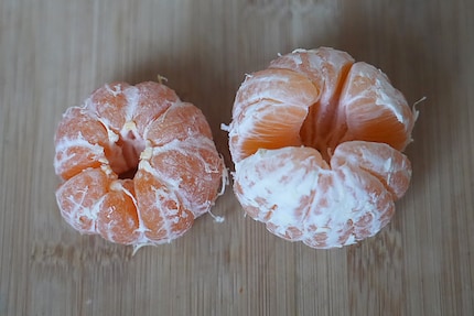 9 vs. 11: Die Mandarine (l.) hat immer neun Schnitze, bei der Clementine variiert die Zahl zwischen acht und zwölf.