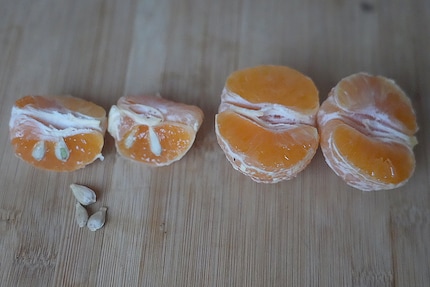 Glück gehabt: Hier war die Clementine (r.) kernfrei. Bei Mandarinen beisst du dagegen immer auf lästige Kerne.