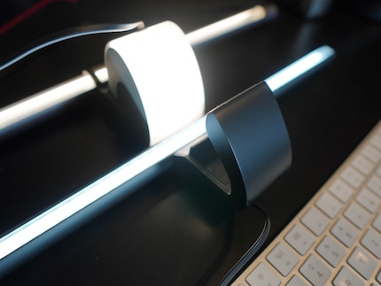 L'E1132 (posteriore) ha una seconda luce LED sul supporto.