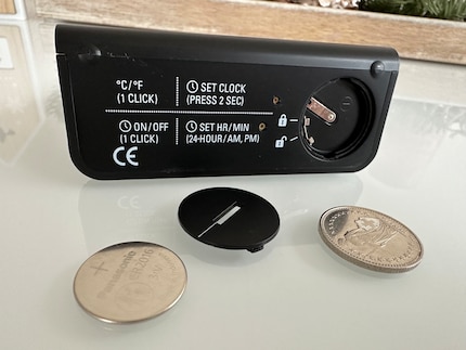 Uso una moneta per aprire il vano batteria. Ma raramente, perché Selina dura un anno abbondante con una CR2032.