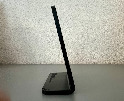 Visto di lato, si può notare quanto sia sottile il display.