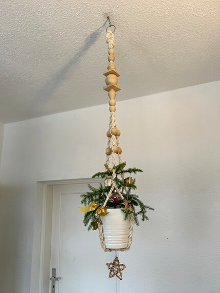 Ein kleiner Weihnachtsbaum kann durchaus von der Decke hängen.