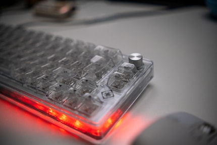 En dehors du rétroéclairage RGB, le bouton rotatif et le logo sont les éléments les plus frappants du clavier.
