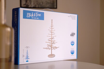 Le « Stick & Tree » est livré dans un emballage compact.