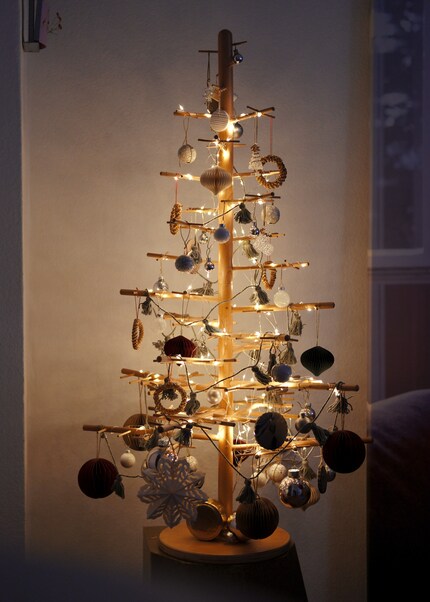 Le sapin est encore plus beau une fois illuminé.
