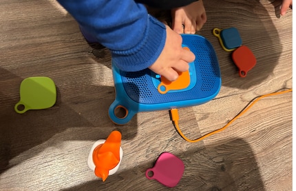 Simpel und einfach bedienbar: Für meinen in der Toniebox geübten vierjährigen Sohn ist sofort klar, wie man die Jooki-Box bedient.