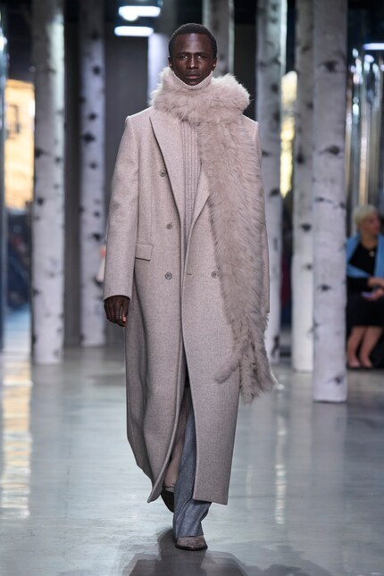 Même ton, autre texture : une belle combinaison écharpe / manteau de la collection automne 23 de Michael Kors.