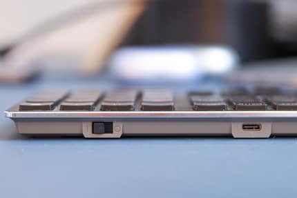Le bouton marche/arrêt et le port USB-C à l’arrière du clavier.