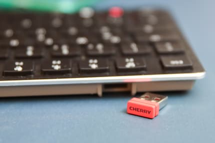 L’adaptateur radio se range dans le clavier lorsqu’il n’est pas utilisé.