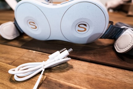 Livraison claire : appareil et câble de charge USB-C.