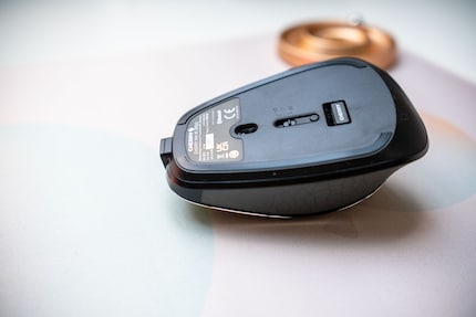 Il dongle per la connessione wireless aderisce magneticamente alla parte inferiore del mouse.