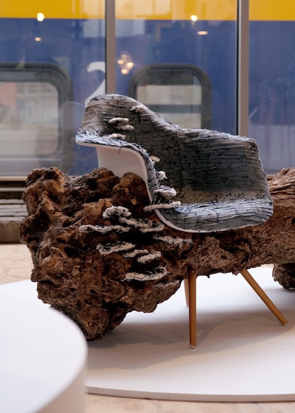 Quando due icone si incontrano in un unico design: La Eames Shell Chair DSW in Levi's Denim.