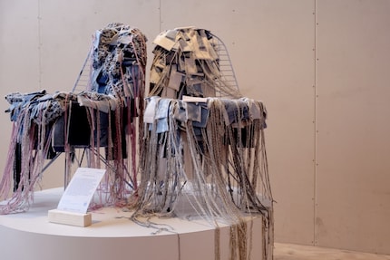 Sinistra: Wire Chair di Hannah Brabon, destra: Panton Chair di Sarmite Polakova.