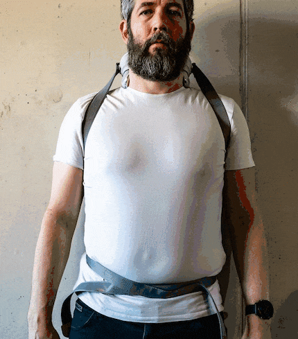 C'est à vous de trouver la meilleure façon d'attacher la machine sur vos épaules.