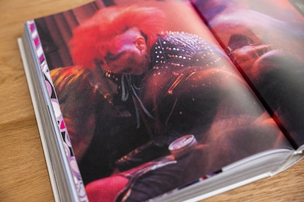 Punks im Londoner King's Cross Pub, 1987. Fotografie von Gavin Watson aus dem Buch «Geschichte der Mode vom 18. bis zum 20. Jahrhundert».