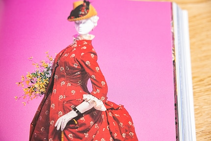 Ein Tageskleid aus 1885 im Stil der Robe à la polonaise. Abbildung aus dem Buch «Geschichte der Mode vom 18. bis zum 20. Jahrhundert».